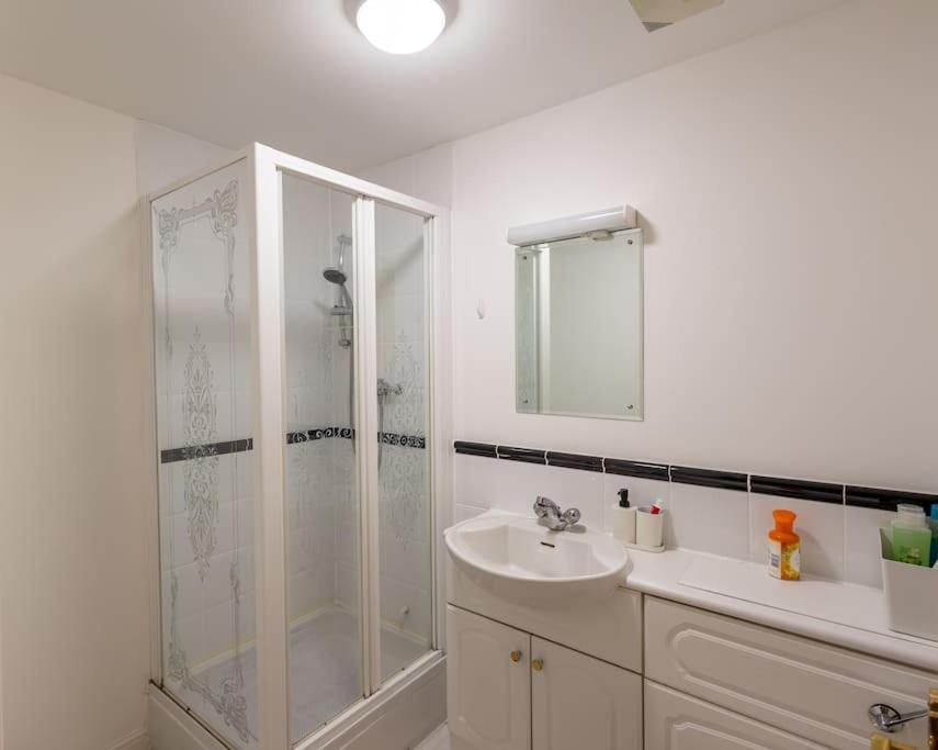 Morden London Apartment, By The Sea With Free Parking Exterior foto