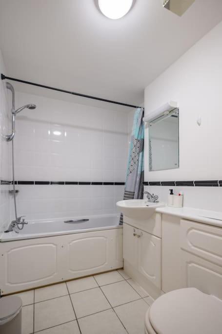 Morden London Apartment, By The Sea With Free Parking Exterior foto